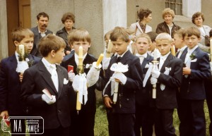 1983. I Komunia święta przed kościołem w Radwanicach